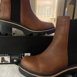 SOREL Brand -Joan Now-CHELSEA boot size 8 like NEW!